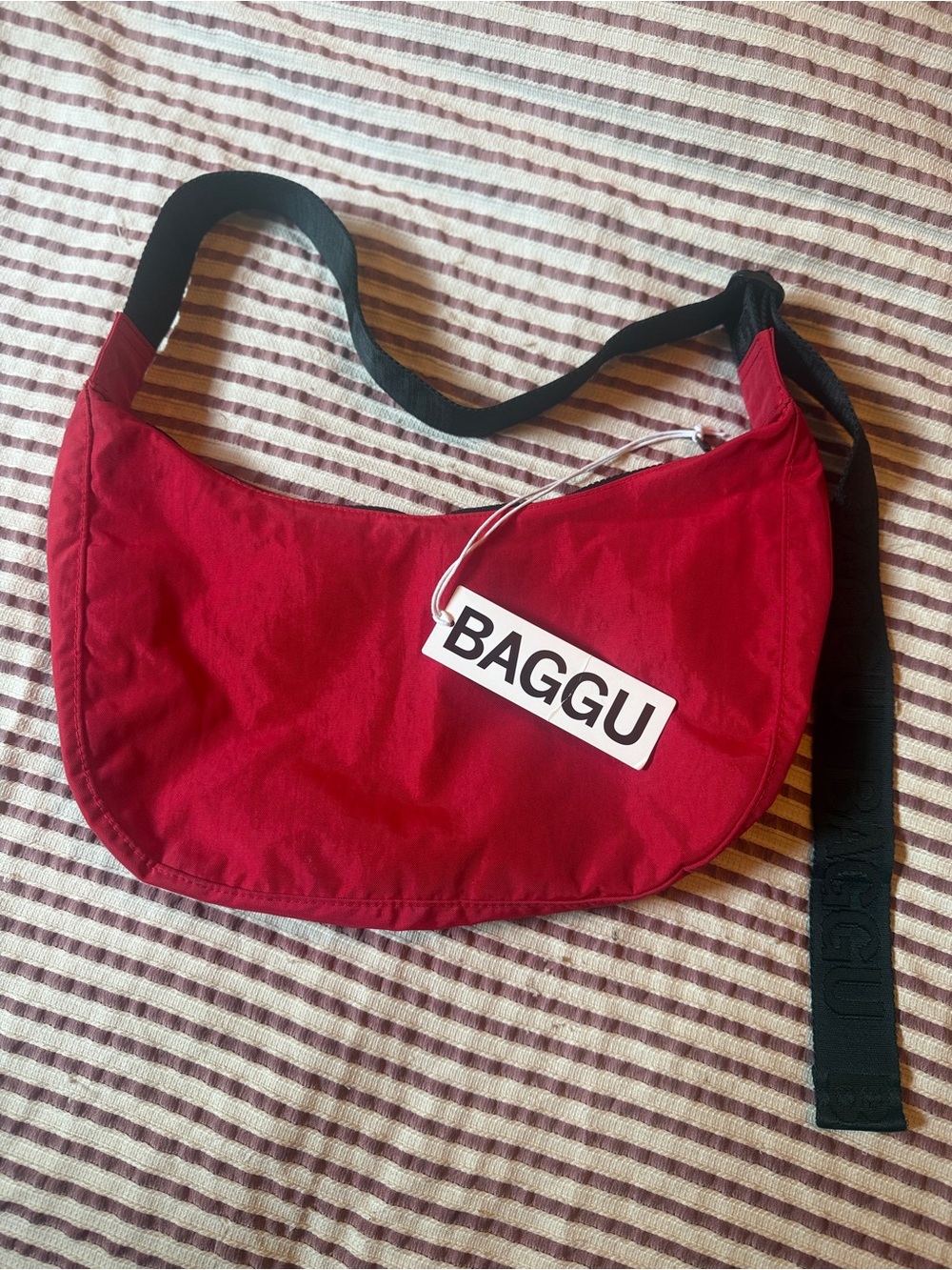 BAGGU crimson crescent crossbody with black strap
